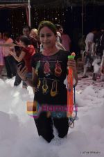 at Usha Aggarwal_s holi bash in Mukesh Mills on 20th March 2011 (38).JPG